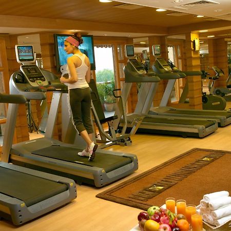 ホテル ジェイピー バサント コンチネンタル ニューデリー エクステリア 写真 A treadmill in a gym