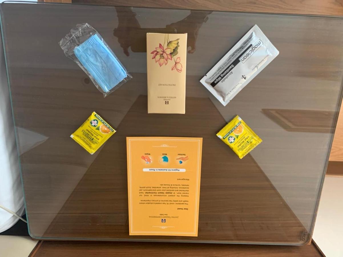 ホテル ジェイピー バサント コンチネンタル ニューデリー エクステリア 写真 A set of amenities provided by the airline