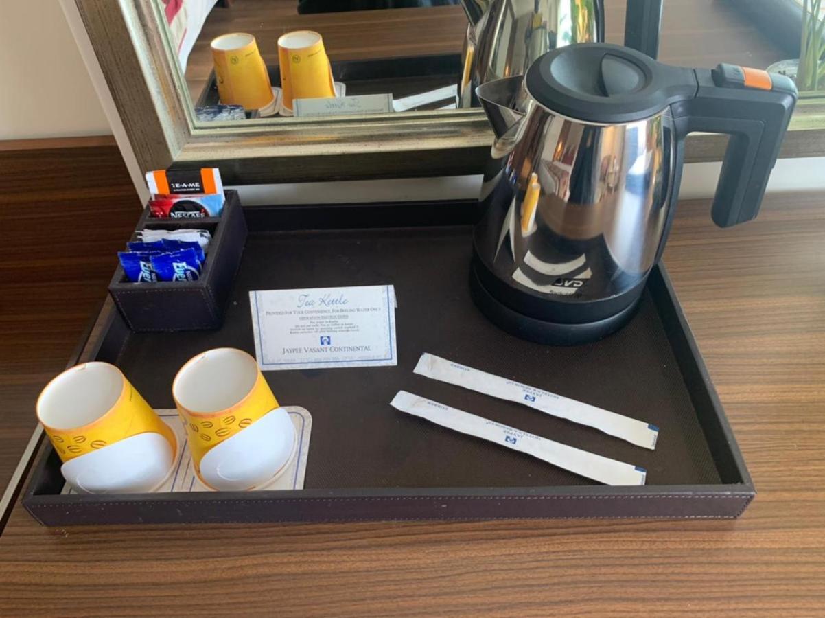 ホテル ジェイピー バサント コンチネンタル ニューデリー エクステリア 写真 A kettle and tea tray in a hotel room