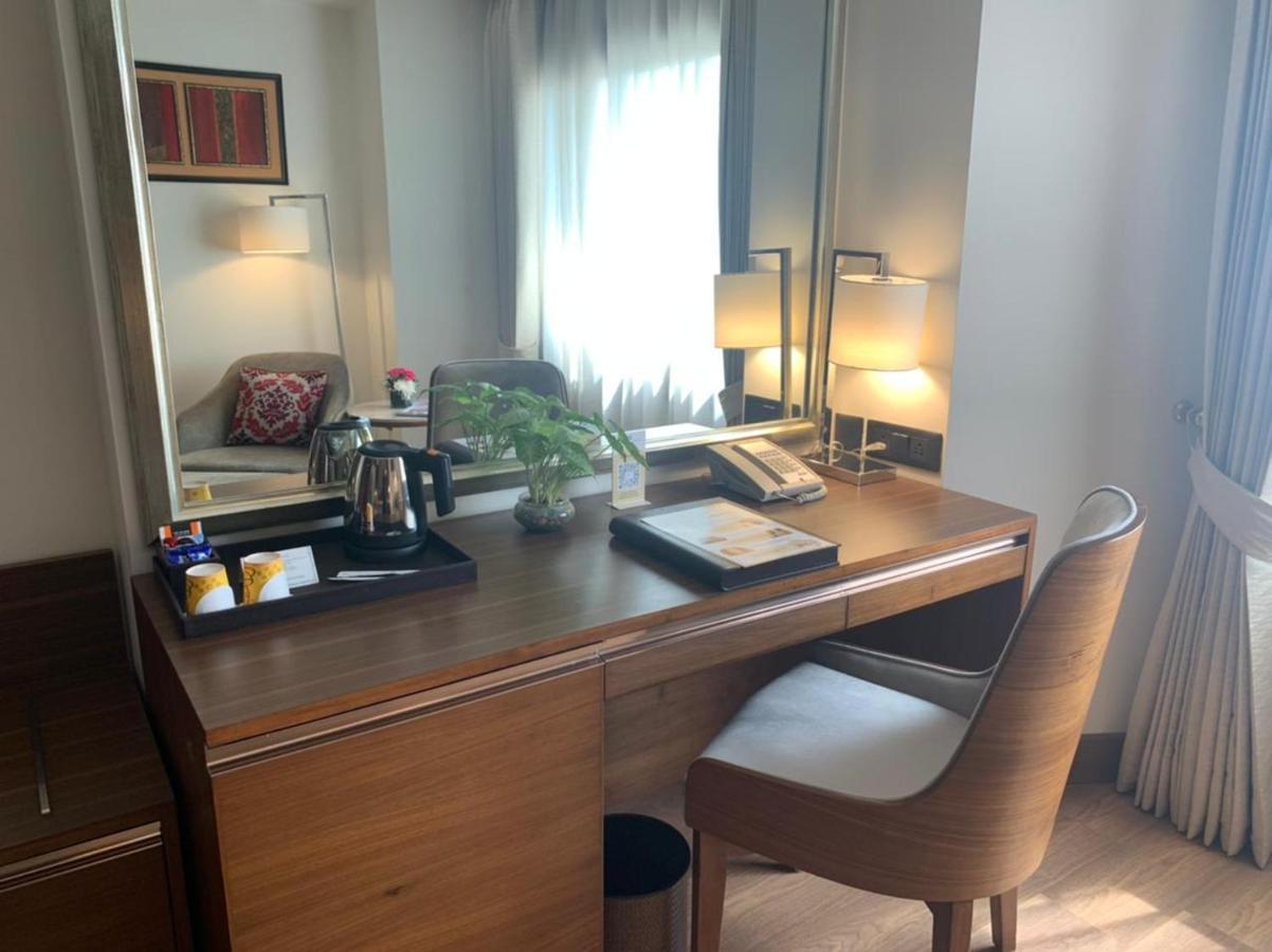 ホテル ジェイピー バサント コンチネンタル ニューデリー エクステリア 写真 A desk in a hotel room