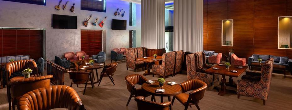 ホテル ジェイピー バサント コンチネンタル ニューデリー エクステリア 写真 The lounge at the airport