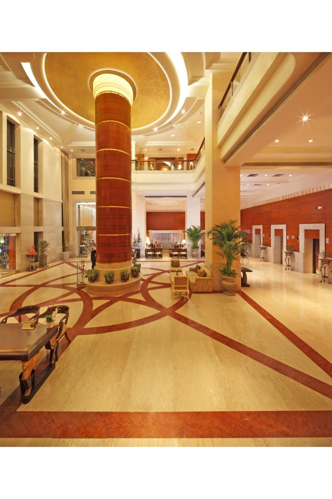 ホテル ジェイピー バサント コンチネンタル ニューデリー エクステリア 写真 The lobby of the hotel