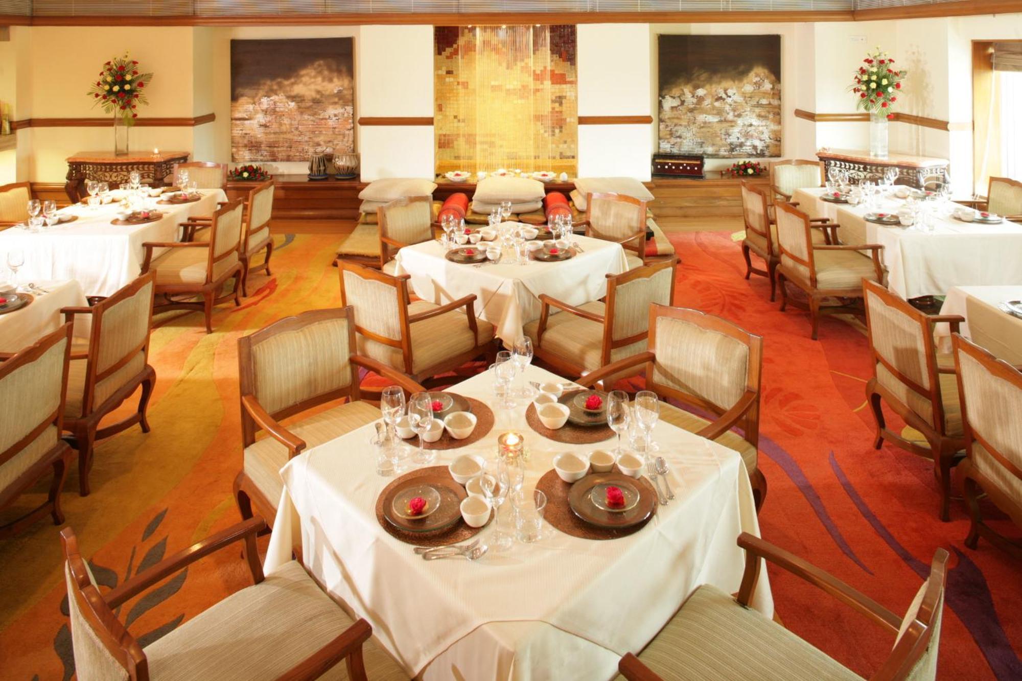 ホテル ジェイピー バサント コンチネンタル ニューデリー エクステリア 写真 The interior of the restaurant