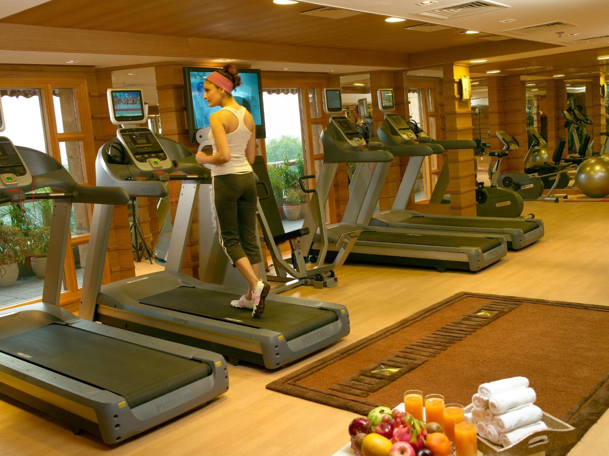ホテル ジェイピー バサント コンチネンタル ニューデリー エクステリア 写真 A treadmill in a gym