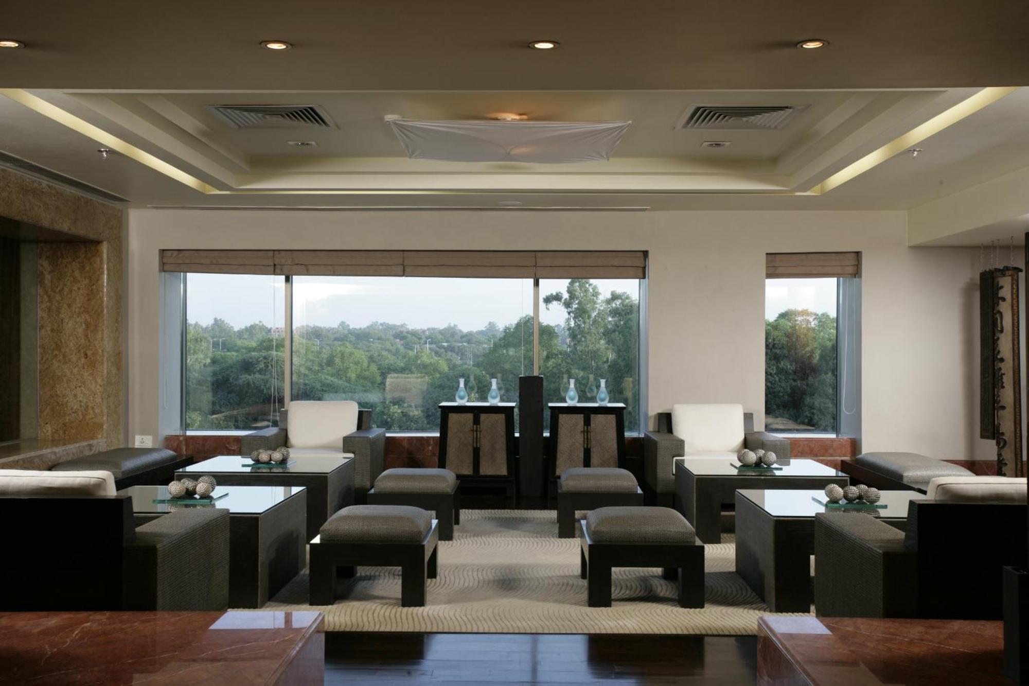 ホテル ジェイピー バサント コンチネンタル ニューデリー エクステリア 写真 The interior of the club