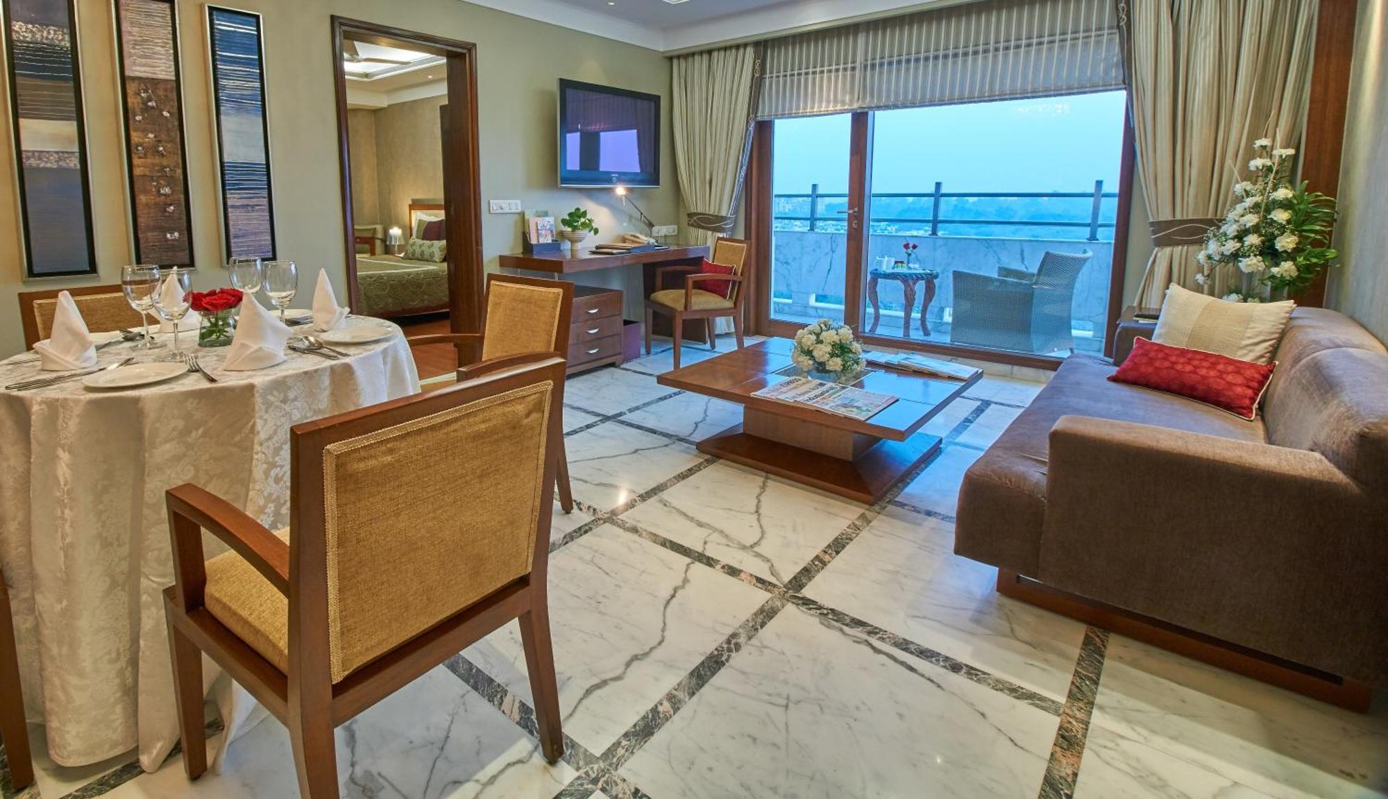 ホテル ジェイピー バサント コンチネンタル ニューデリー エクステリア 写真 A suite at the Taj Bengal