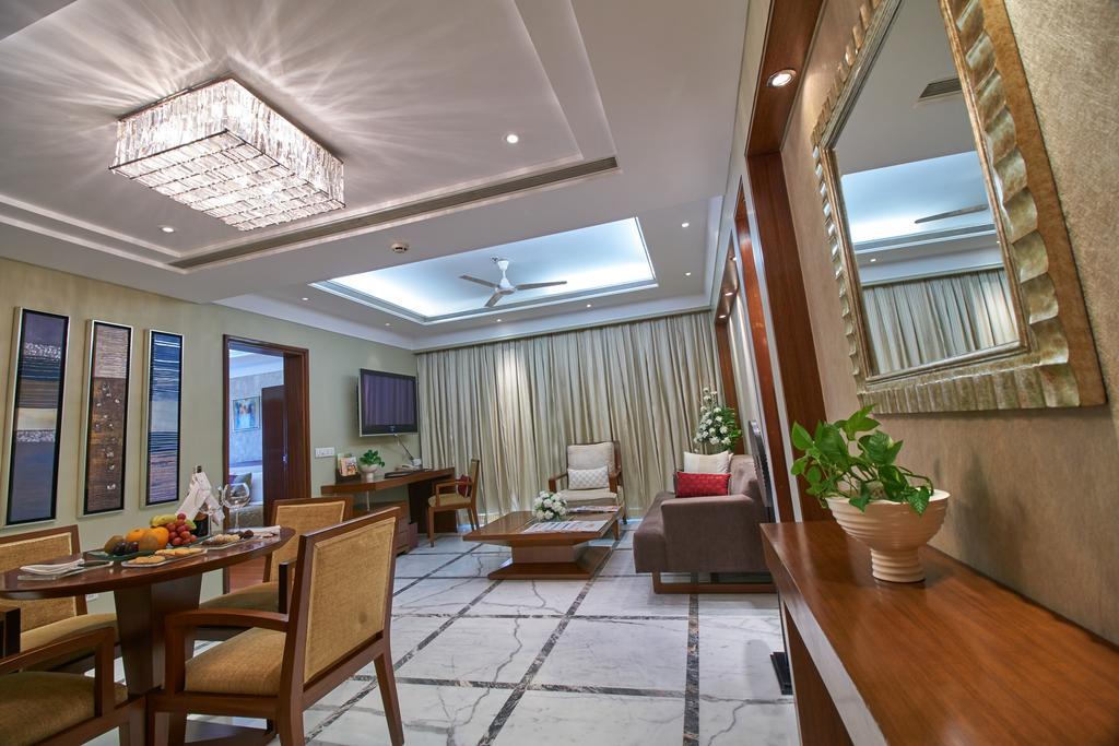 ホテル ジェイピー バサント コンチネンタル ニューデリー エクステリア 写真 A suite at the hotel