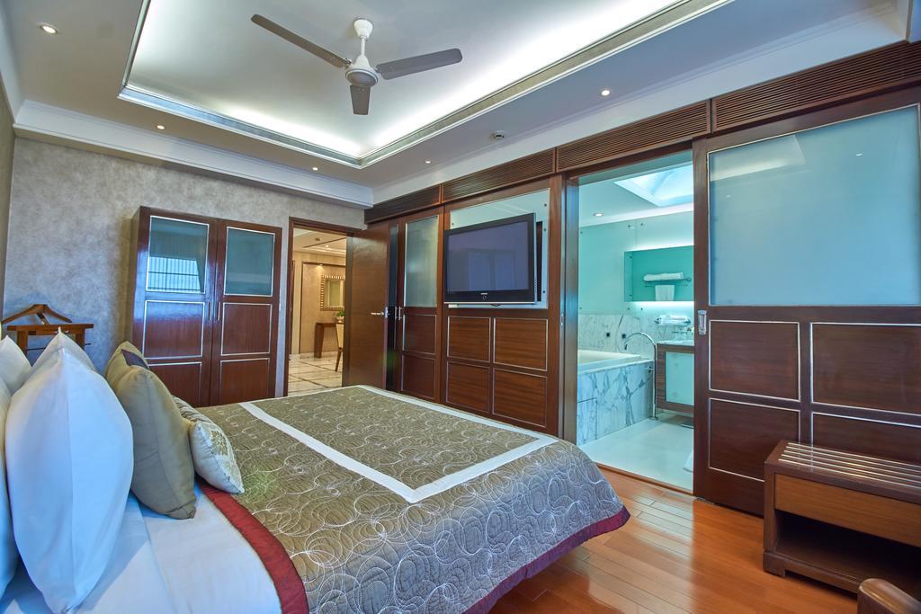 ホテル ジェイピー バサント コンチネンタル ニューデリー エクステリア 写真 A bedroom in the hotel
