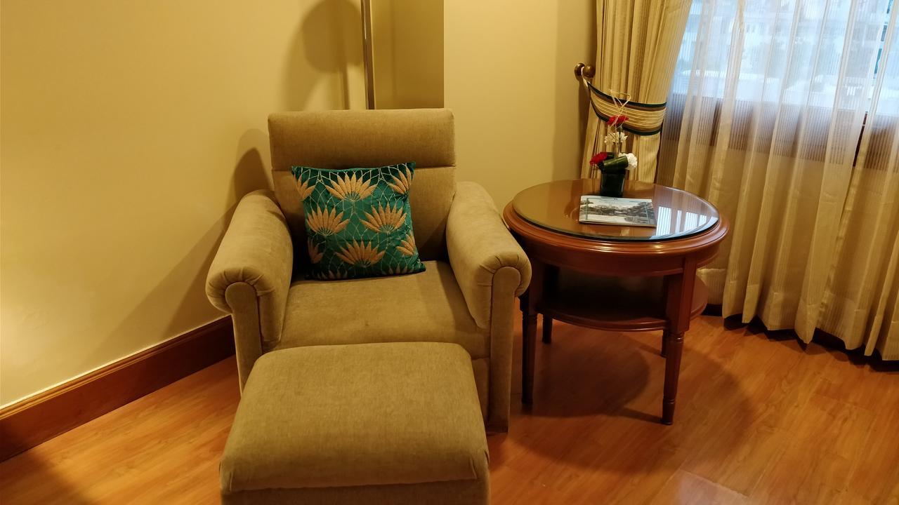 ホテル ジェイピー バサント コンチネンタル ニューデリー エクステリア 写真 A chair with a footrest