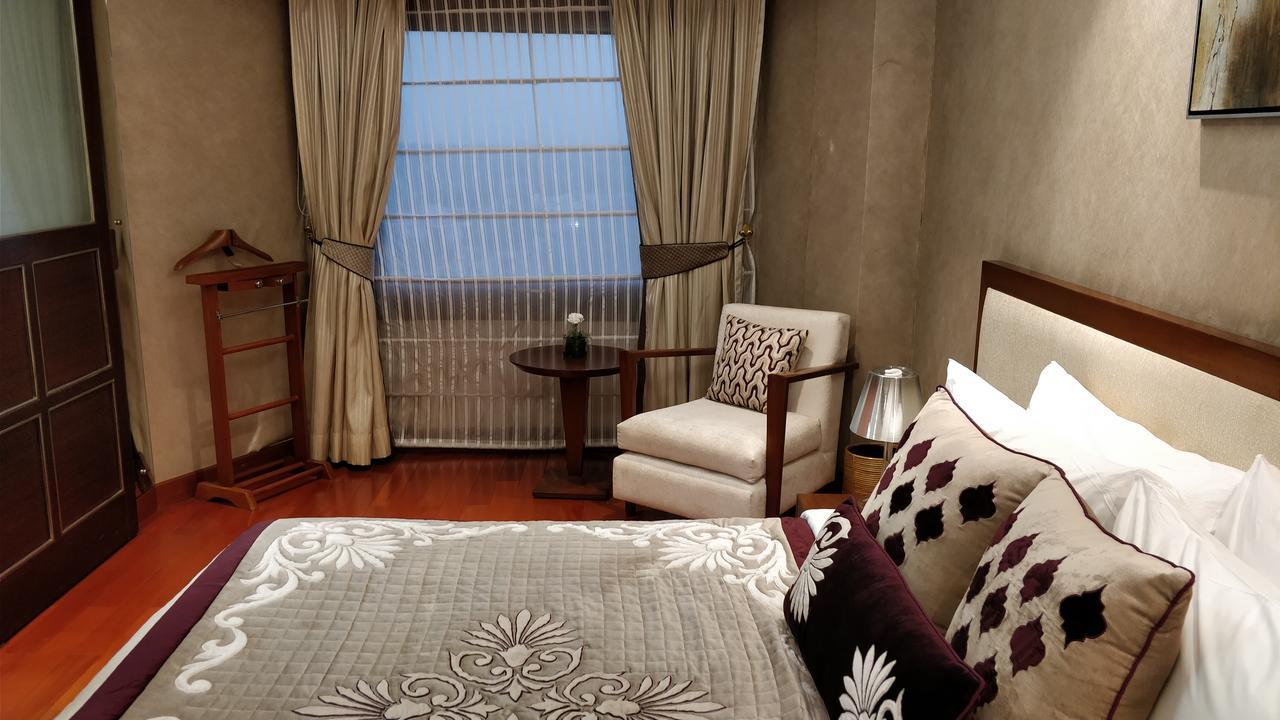 ホテル ジェイピー バサント コンチネンタル ニューデリー エクステリア 写真 A bedroom at the hotel