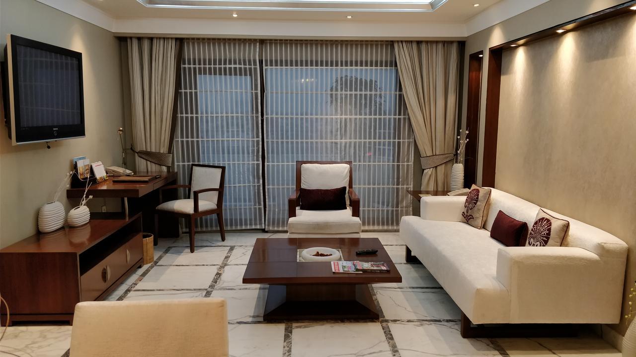 ホテル ジェイピー バサント コンチネンタル ニューデリー エクステリア 写真 A living room in a luxury apartment