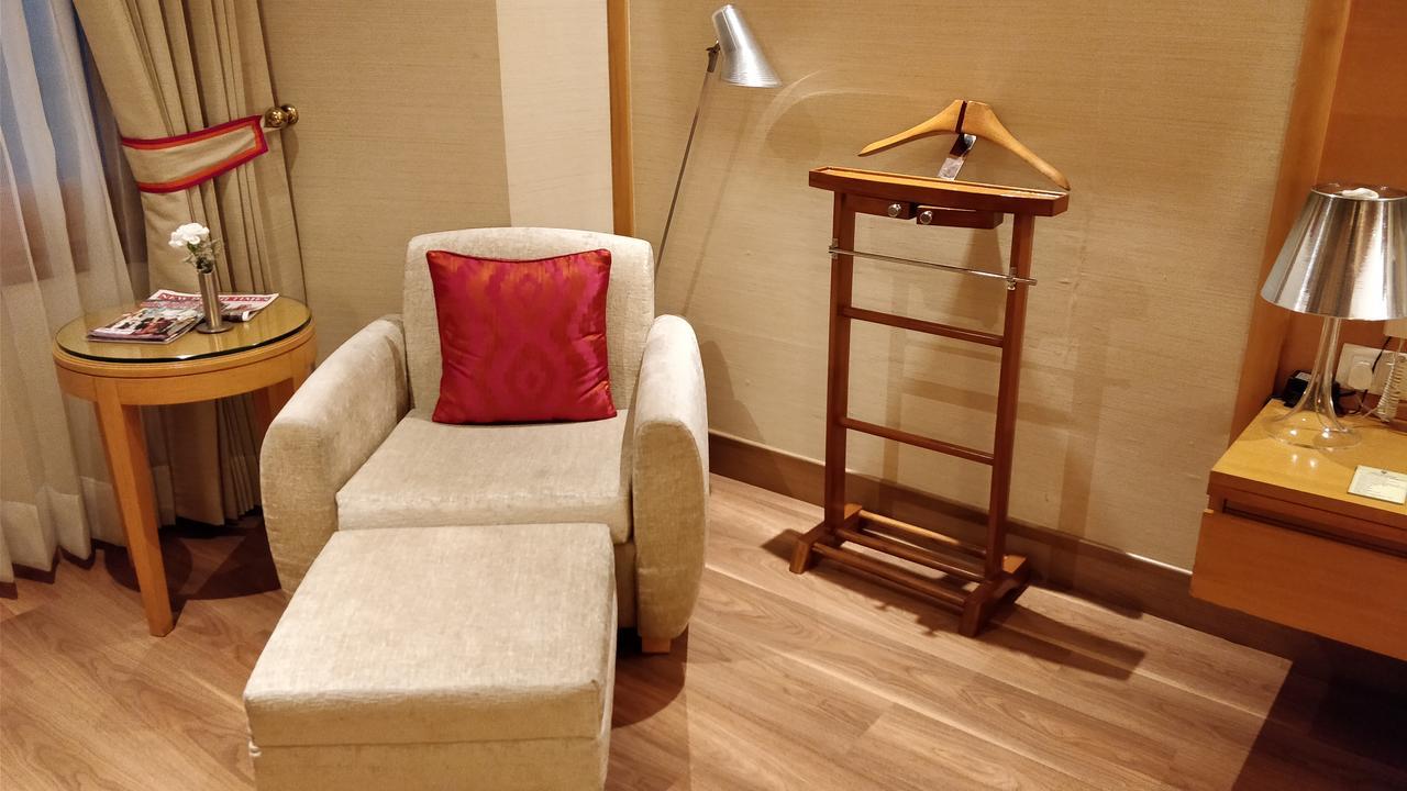 ホテル ジェイピー バサント コンチネンタル ニューデリー エクステリア 写真 A valet stand