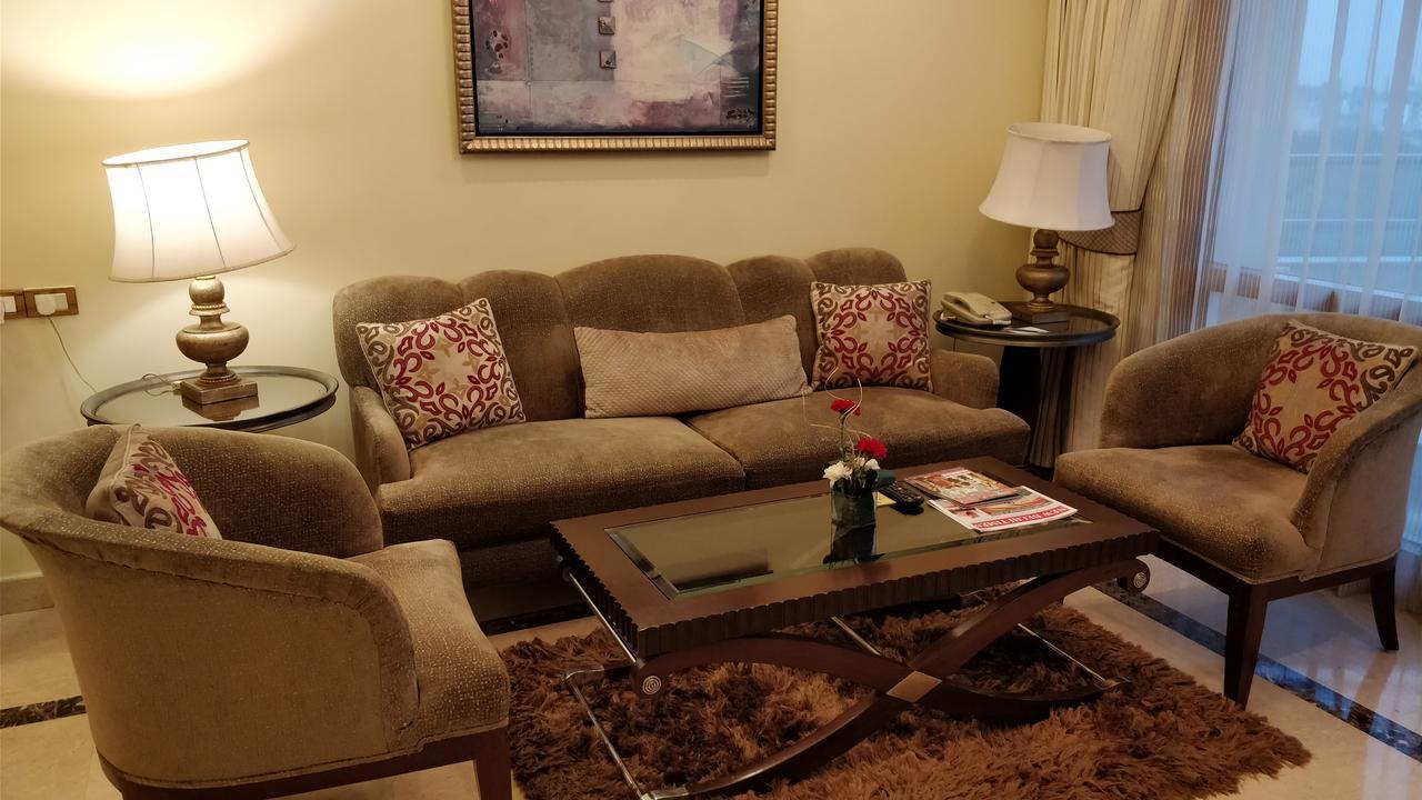 ホテル ジェイピー バサント コンチネンタル ニューデリー エクステリア 写真 A living room in a hotel suite