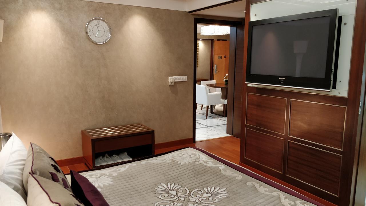 ホテル ジェイピー バサント コンチネンタル ニューデリー エクステリア 写真 A bedroom in a hotel