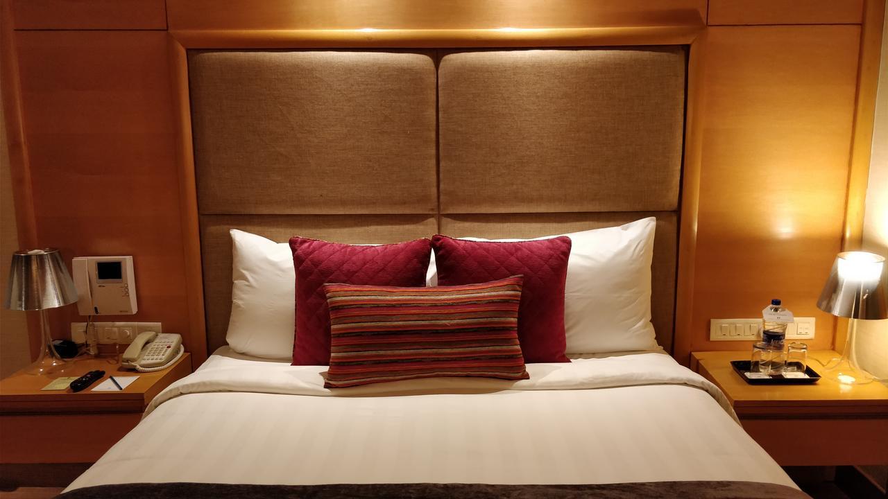 ホテル ジェイピー バサント コンチネンタル ニューデリー エクステリア 写真 A bed with a headboard
