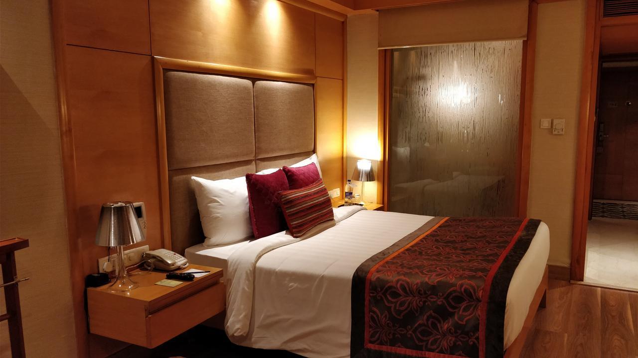 ホテル ジェイピー バサント コンチネンタル ニューデリー エクステリア 写真 A bedroom at the Taj Bengal