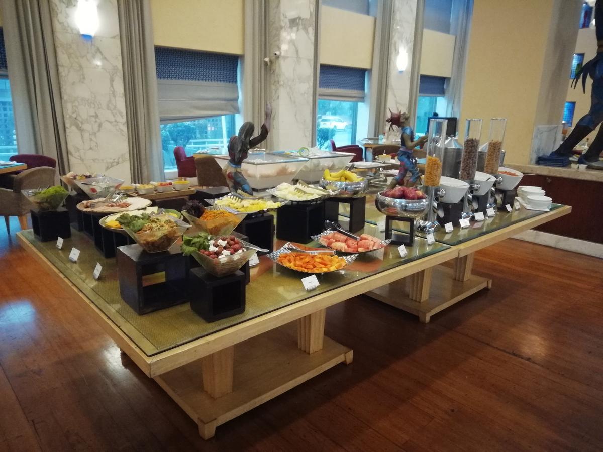 ホテル ジェイピー バサント コンチネンタル ニューデリー エクステリア 写真 A buffet at a hotel