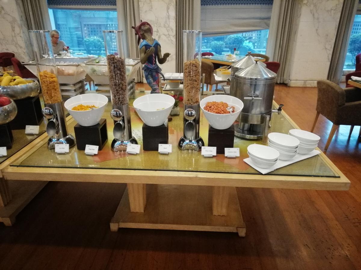 ホテル ジェイピー バサント コンチネンタル ニューデリー エクステリア 写真 A breakfast buffet at the Royal Garden Hotel, Bangkok, Thailand