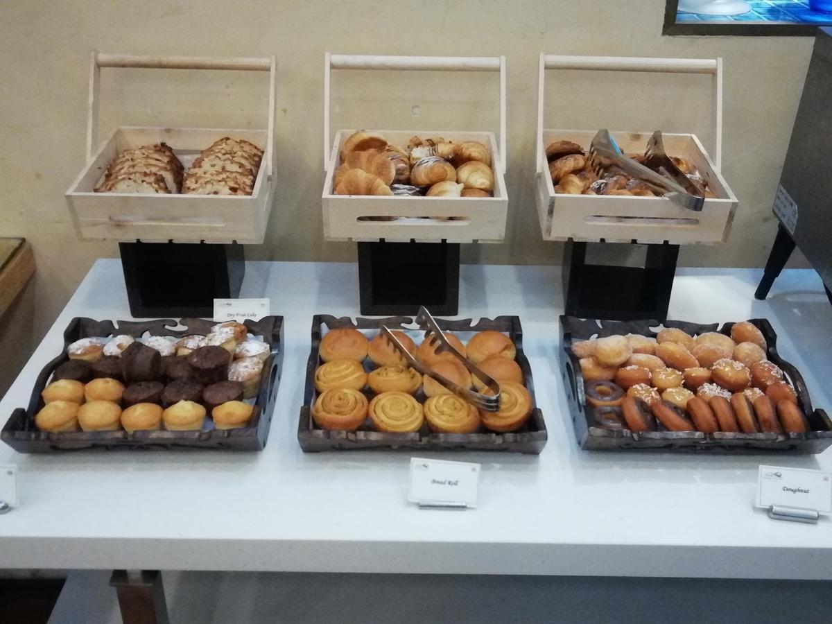 ホテル ジェイピー バサント コンチネンタル ニューデリー エクステリア 写真 A selection of pastries at a bakery